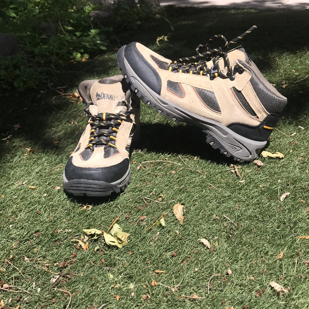 Like New Men’s Denali Hiking Boots